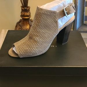 Women's size 10M Tahari Heel